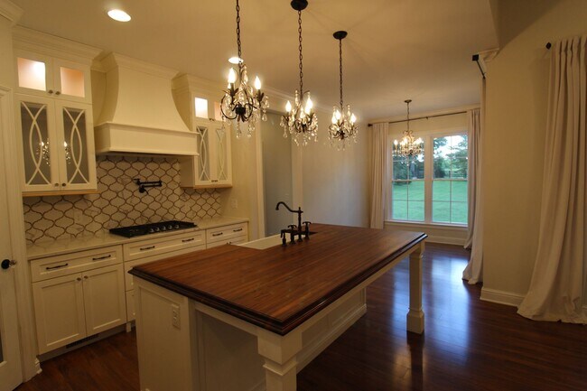 Building Photo - 3 Bedroom 3 Bath House in Beautiful, Quiet Setting