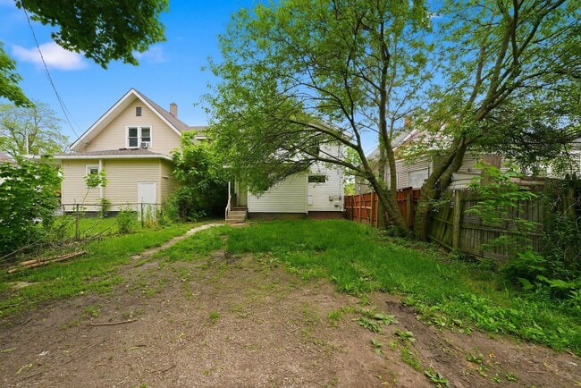 Building Photo - Freshly Updated 3BR Home