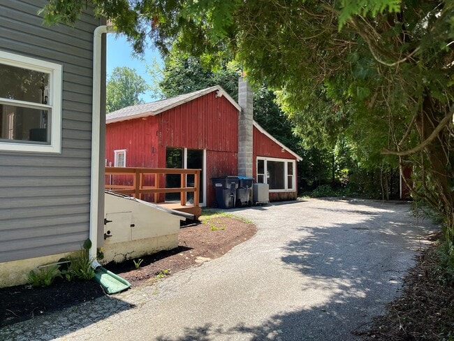 Building Photo - 122 Garris Rd