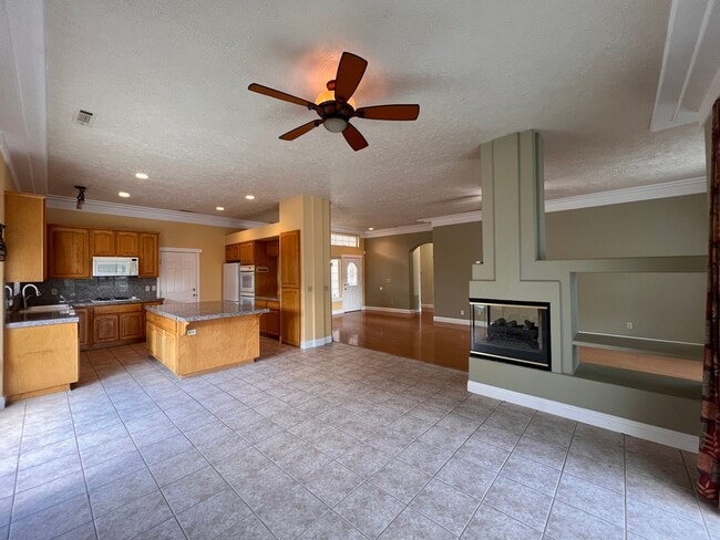 Building Photo - 3-bedroom home in Desert Lakes Golf Community