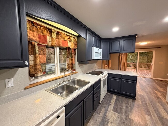 Building Photo - Private and quiet 3BD, 2 BA w/ 2 car garage near Fedrickson!