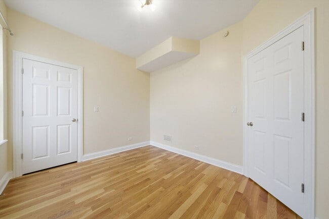 Building Photo - 4742 N Sawyer Ave