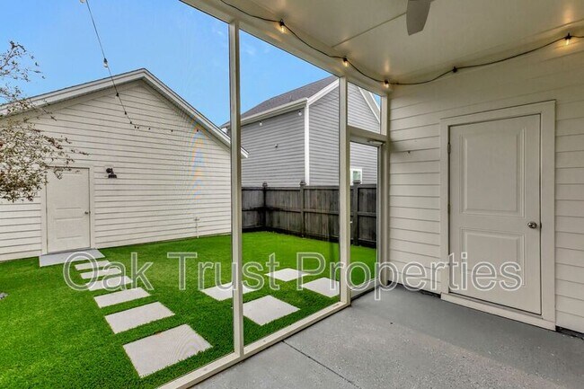 Building Photo - 3 Clearblue Lp