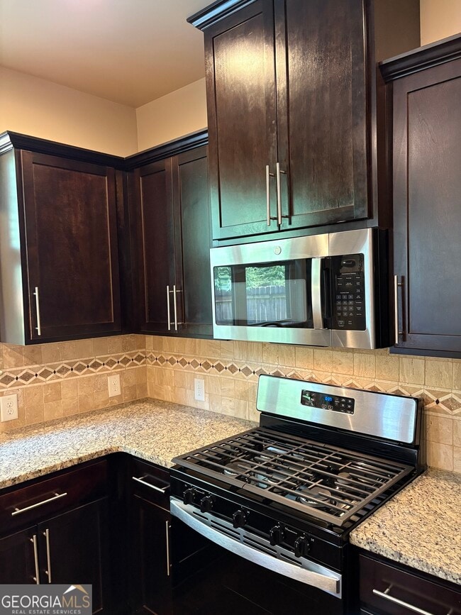 Building Photo - 2245 Knoxhill View