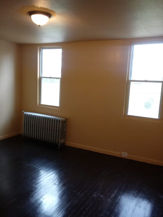 Building Photo - 841 N Linwood