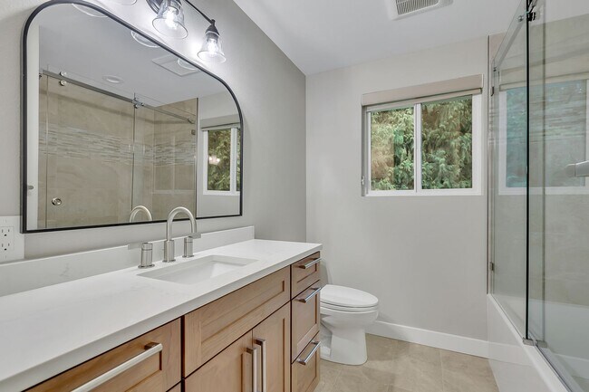 Building Photo - 4bed/2.25bath Stunning Remodeled Home on Expansive Wooded Lot in Woodinville