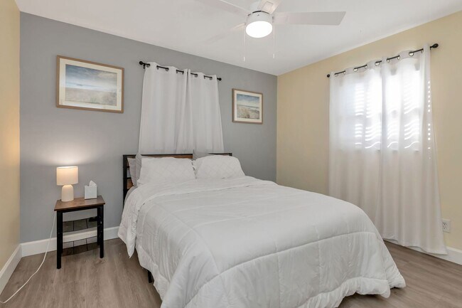 Building Photo - 3 BEDROOM 2 BATHROOM POOL HOME LOCATED IN ST. PETERSBURG