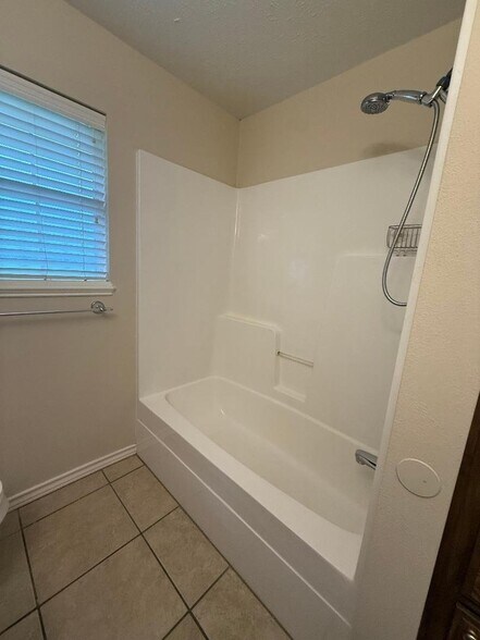 Building Photo - 2405 Tyler Ln