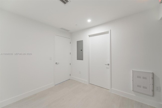 Building Photo - 700 NE 24th St