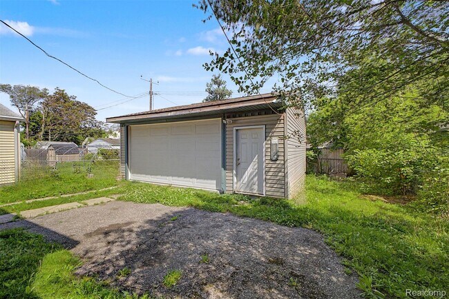 Building Photo - 1301 E Muir Ave