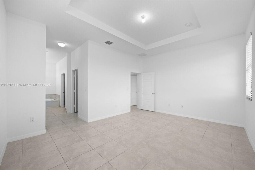Building Photo - 830 NE 191st St