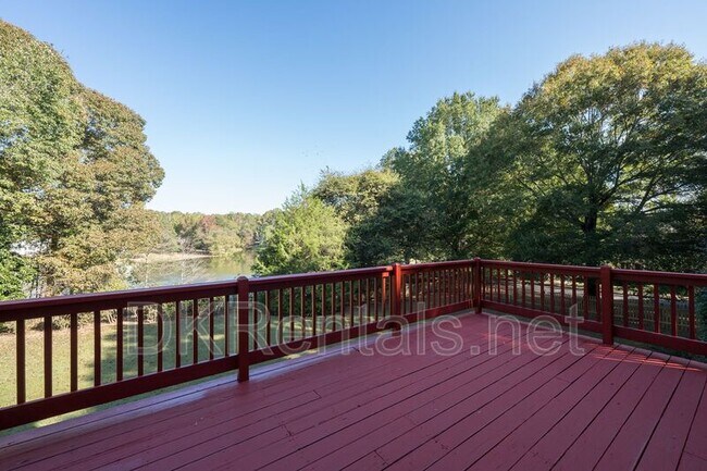 Building Photo - 841 Lakeglen Dr