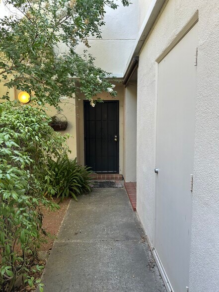 Building Photo - 909 Alvarado Ave