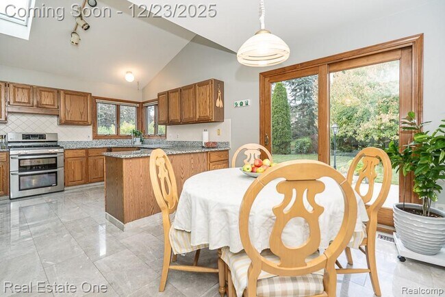 Building Photo - 1574 Devonshire Dr