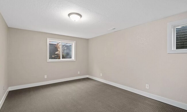 Building Photo - Modern 5 bed, 3.5 bath home in Lakewood!