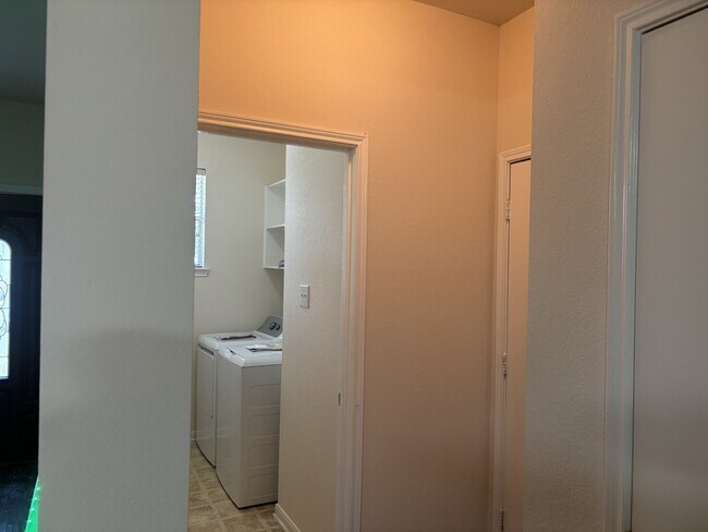 Building Photo - 5514 Gatesprings Ln