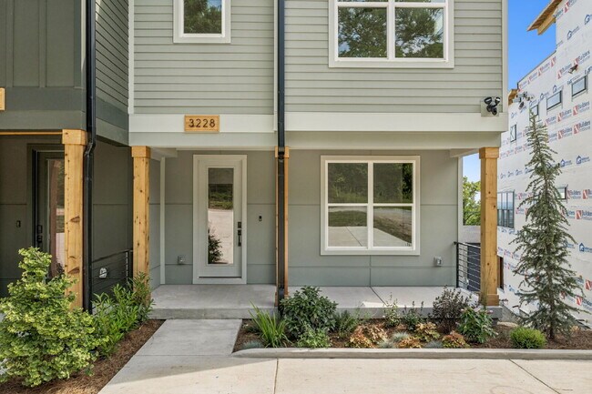 Building Photo - "Spacious 4-Bed, 4-Bath Gem in Nashville -...