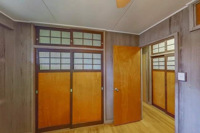 Building Photo - 2 Bed 1 Bath 1 Parking Apartment. 1 Year Lease.