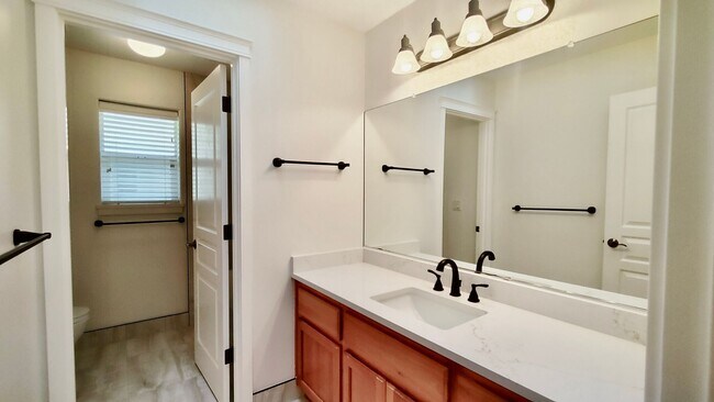 Building Photo - **$1000 OFF FIRST FULL MONTHS RENT**  Gorg...