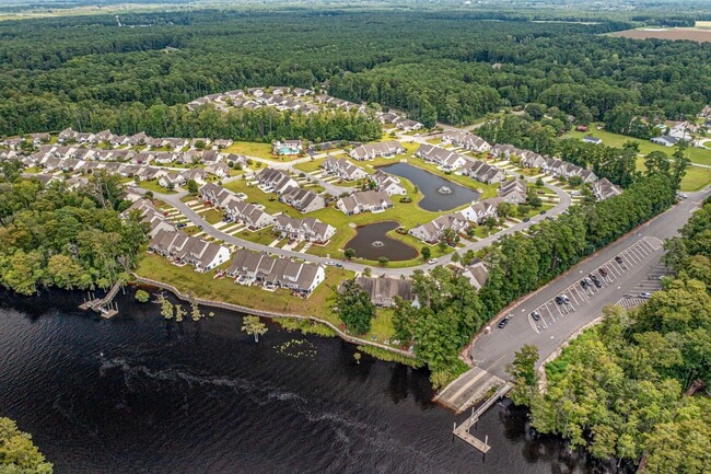 Building Photo - 571 Riverward Dr