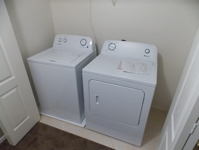 Building Photo - Recently Remodeled 3 bed/2.5 Bath with Washer/Dryer