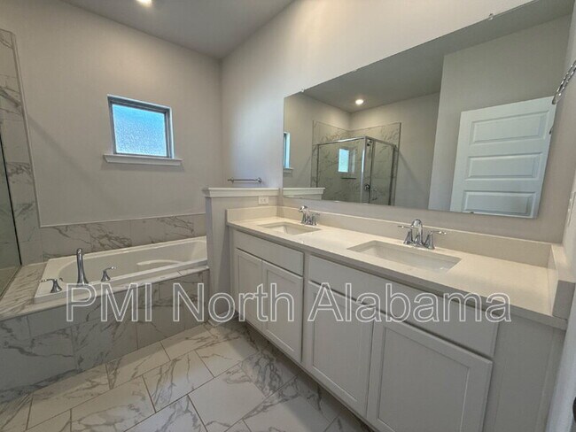 Building Photo - 280 Shangrila Wy