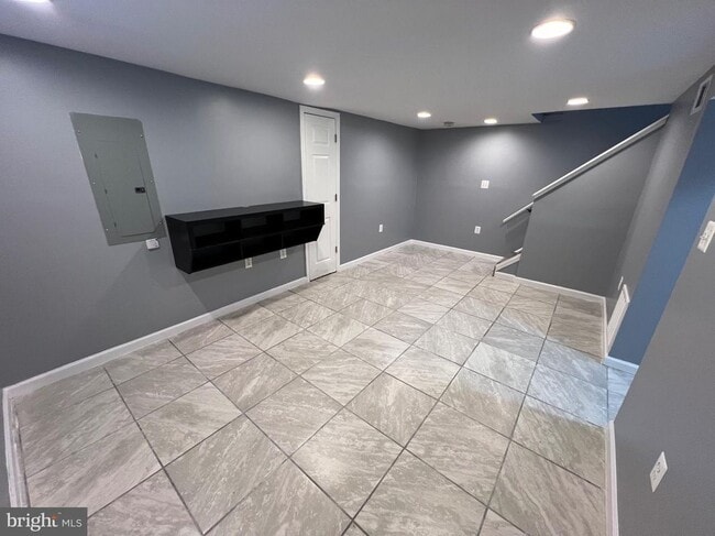 Building Photo - 5804 Shoshone Dr
