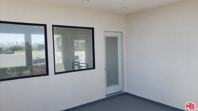 Building Photo - 2131 Carmona Ave