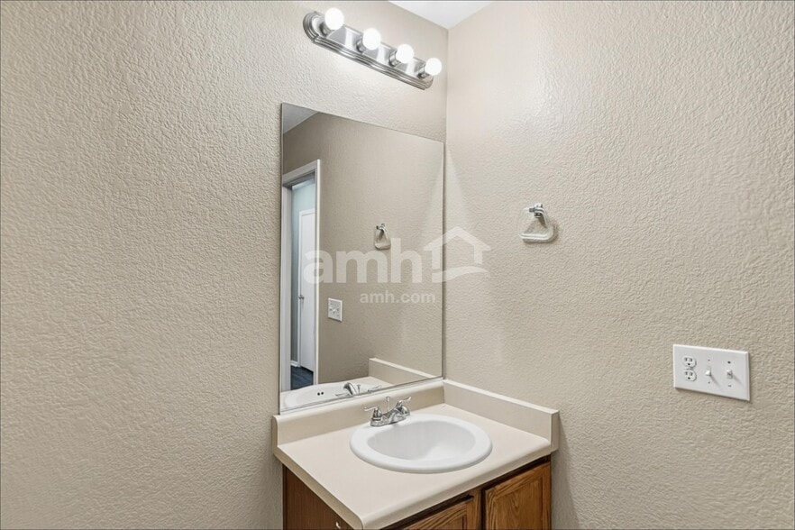 Building Photo - 494 W Great White St