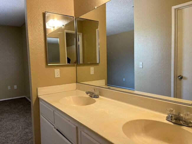 Building Photo - 10443 Cimerron Trail Dr