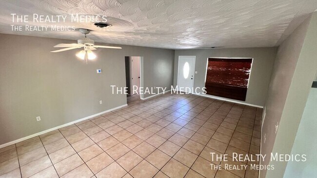 Building Photo - 904 Hall St