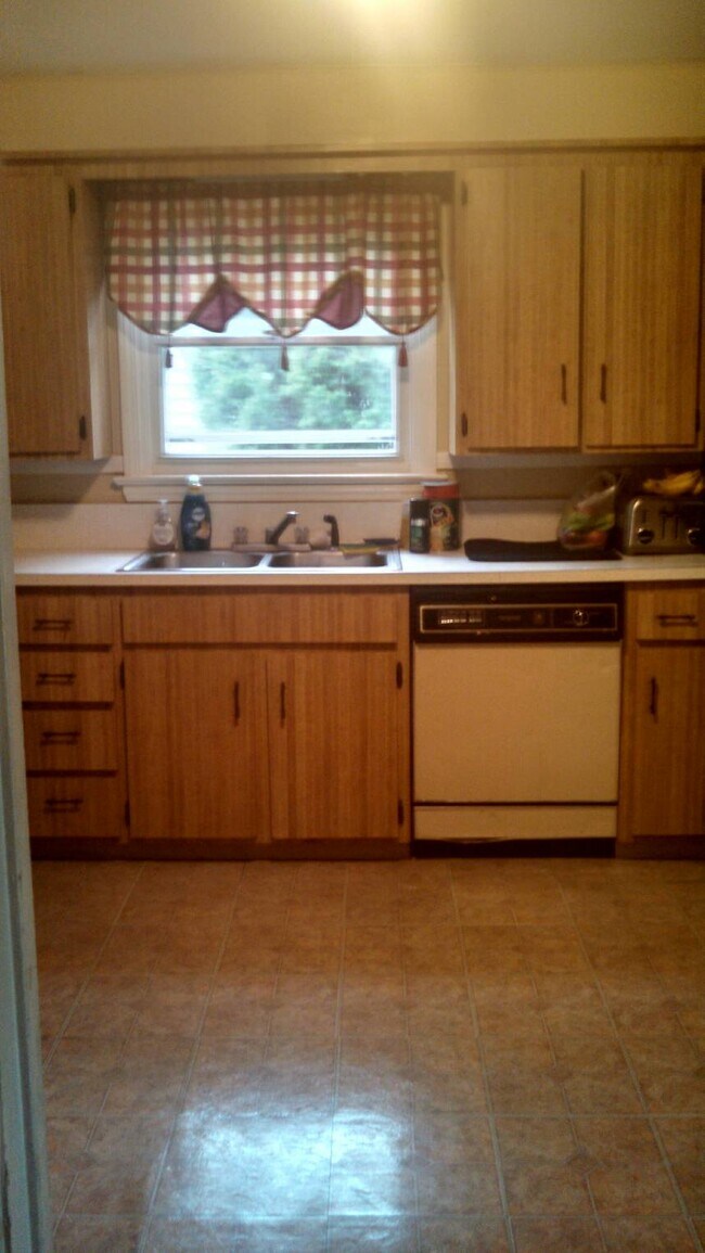 Building Photo - 82 Alcott Rd