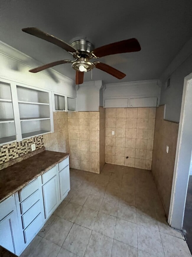 Building Photo - 544 Melrose St