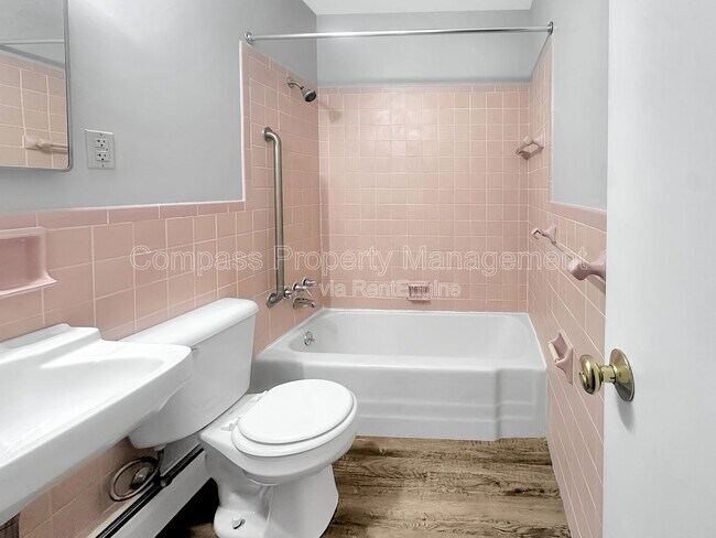 Building Photo - 2835 S Burdick St