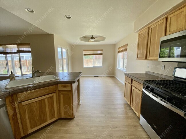 Building Photo - Single-Level home in NE Redmond with fenced backyard!