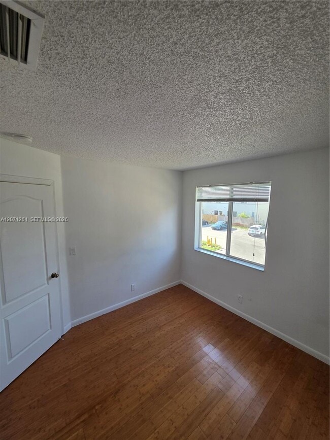 Building Photo - 21250 NE 8th Pl