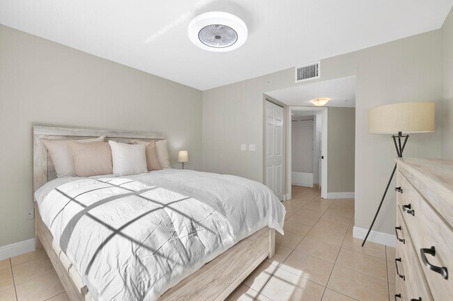 Building Photo - 1400 Crestwood Ct S