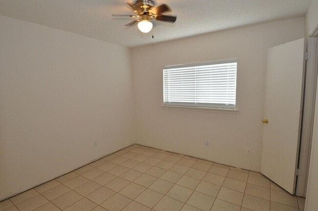 Building Photo - Great Location in Rpund Rock!