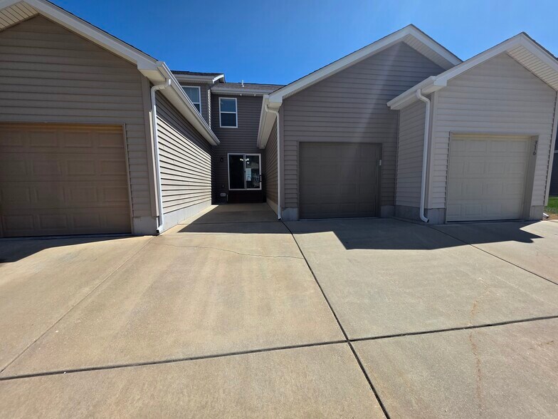 Building Photo - 318 Countryshire Dr
