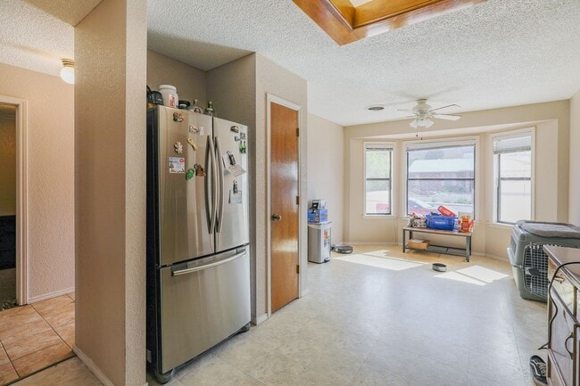 Building Photo - 3 Bedroom 2 Bath Home