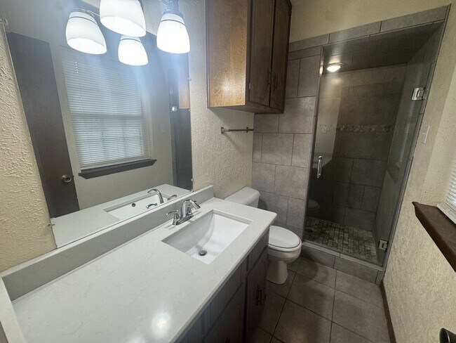 Building Photo - 1619 Leawood Dr
