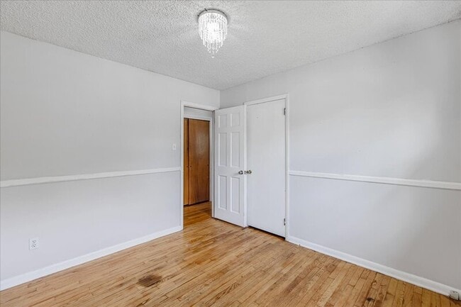 Building Photo - 2127 Oak Ave