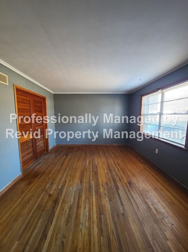 Building Photo - Large 3 bed 1.5 bath!