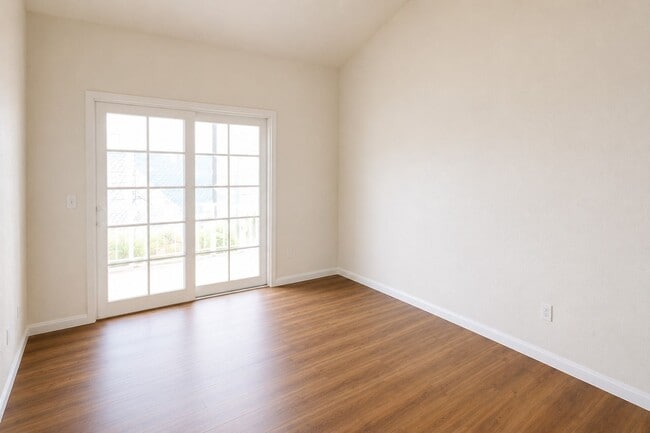 Building Photo - Spacious Student Rental Near Campus – HUGE DISCOUNT + ONE MONTH FREE!