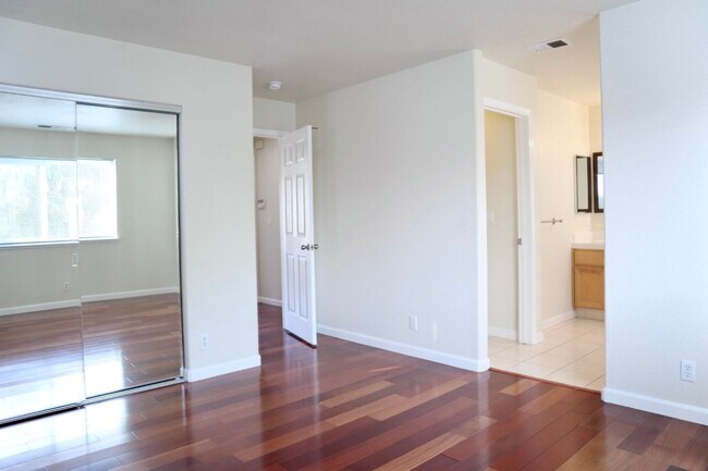 Building Photo - Beautiful 5-Bedroom Home in the Northgate ...