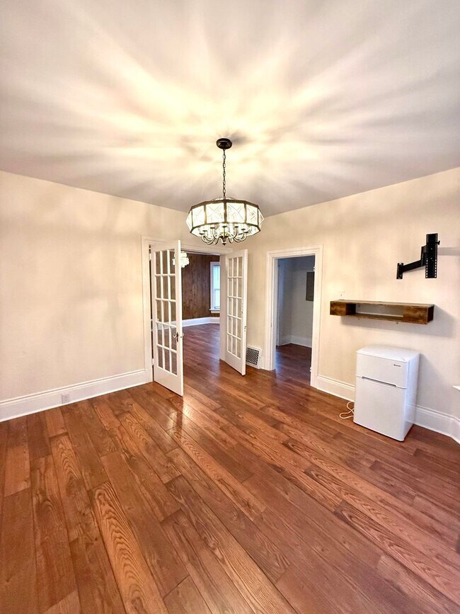 Building Photo - Charming 5-Bedroom Central District Home