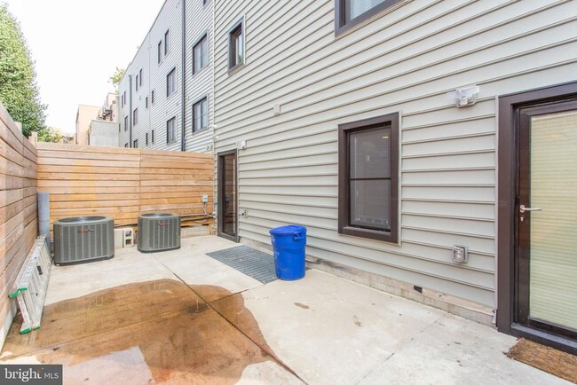 Building Photo - 2553 Montrose St