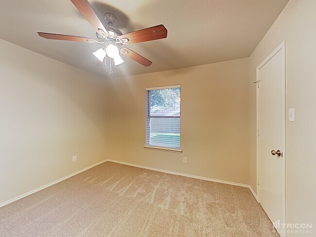 Building Photo - 1013 Meadowbend Dr