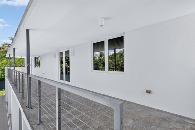 Building Photo - 745 SW 22nd Rd