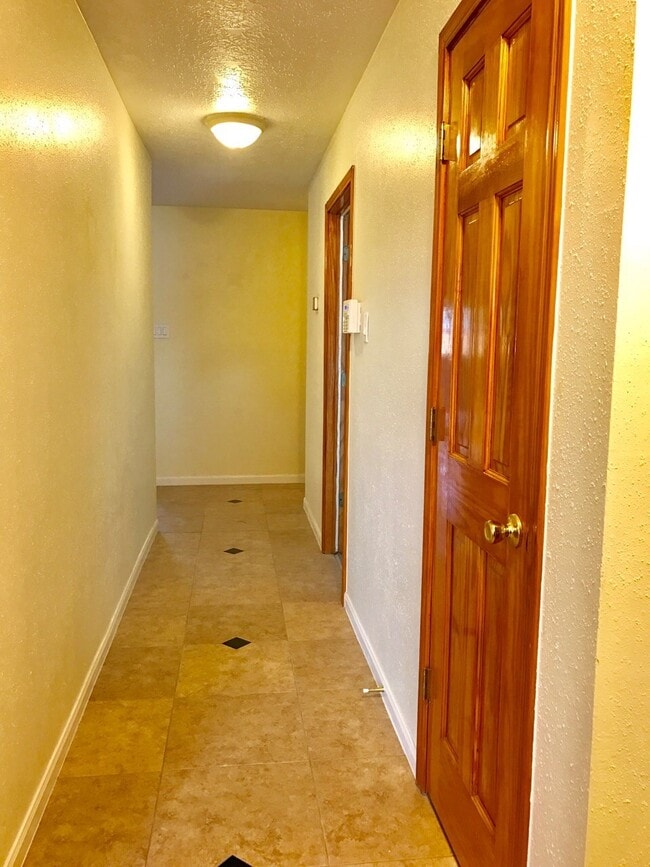 Building Photo - 2118 Endicott Ln